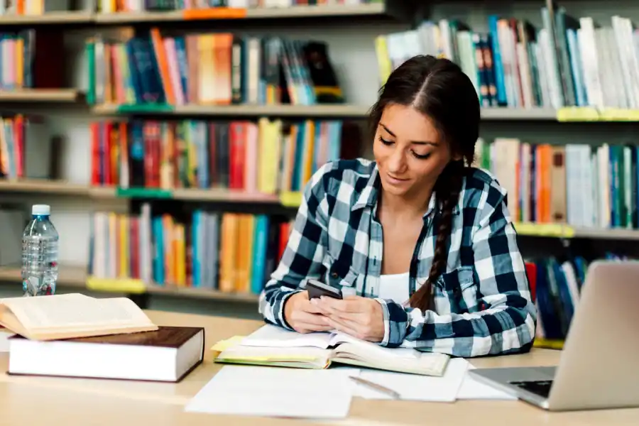 La UNLP hace préstamos de computadoras de escritorios, notebook o tablets a sus estudiantes.