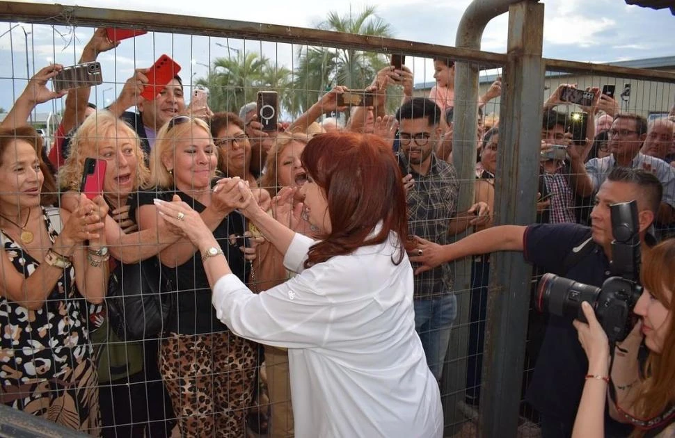 APOYO. Cristina Fernández saludó a las personas que se concentraron afuera del estadio de Quimsa.