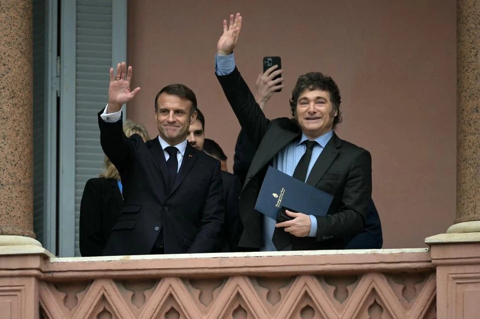 BUENA SINTONÍA. Milei y Macron saludaron a seguidores en Plaza de Mayo, desde el balcón de Casa Rosada. 