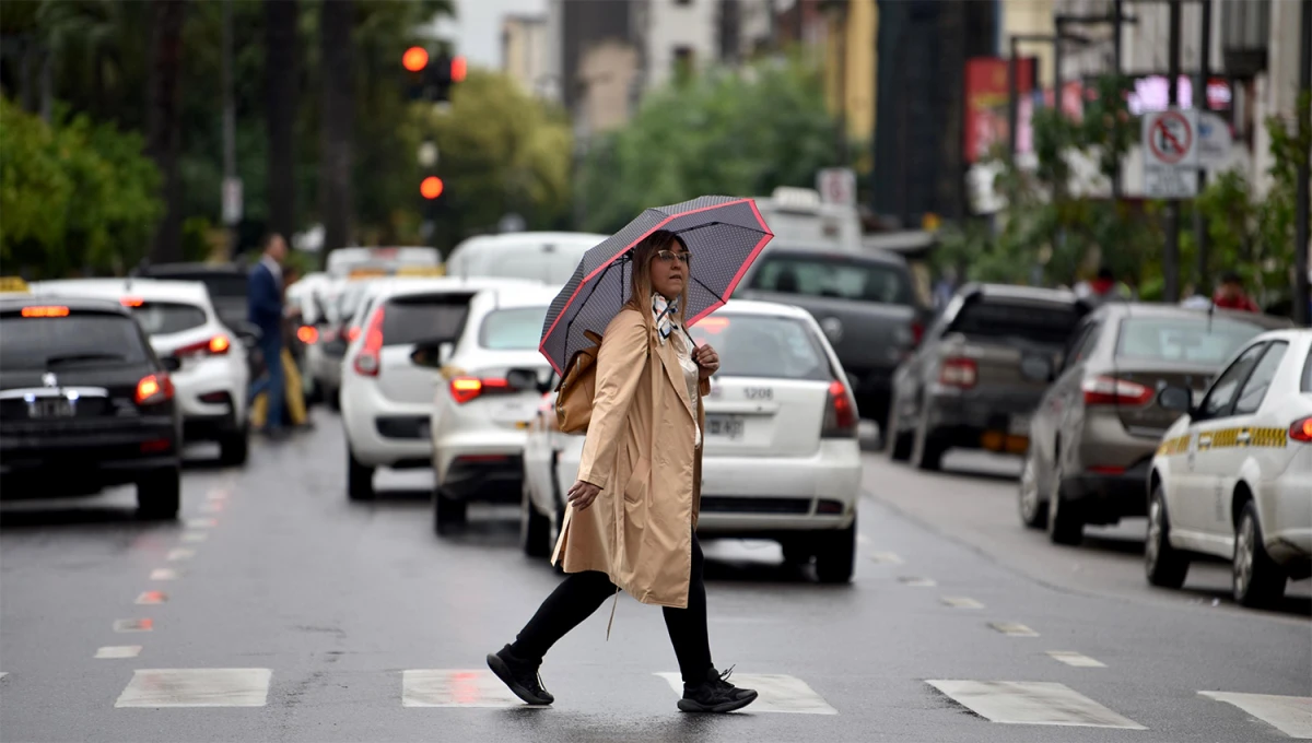 CON PARAGUAS Y ABRIGO. Debido al marcado descenso de la temperatura habrá que salir de casa preparados.