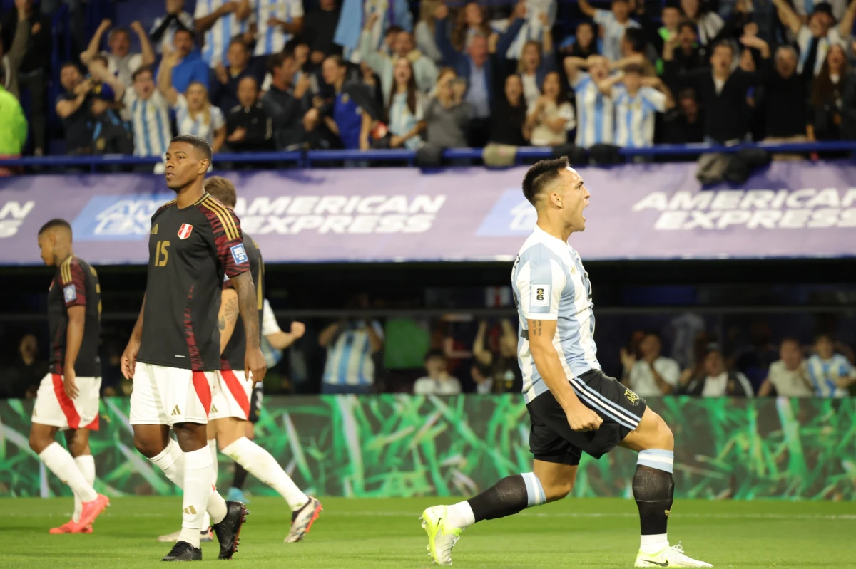 GOLEADOR. Lautaro Martínez marcó para Argentina y alcanzó a Diego Armando Maradona, con 32 goles.