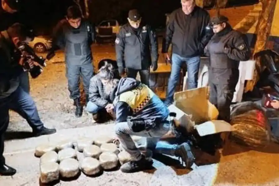 SECUESTRO RÉCORD. Los policías del Operativo Lapacho secuestraron 160 kilos de marihuana que eran transportados en un tour de compras.