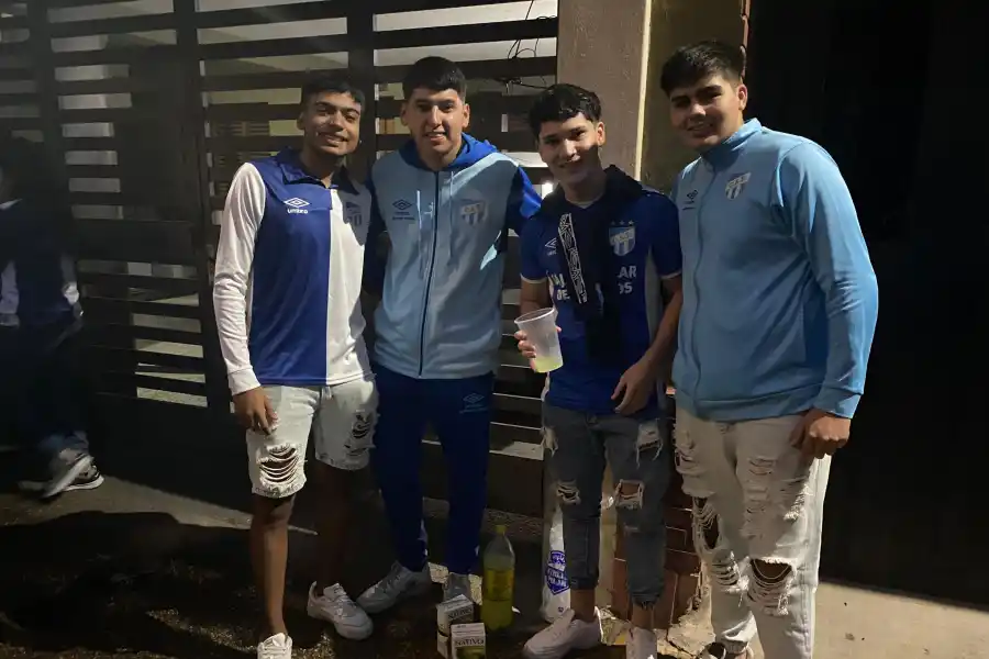 ENTRE AMIGOS. Herrera, Barraza, Rivadeneira y Soria son de Los Aguirre y comparten la previa hace cinco años.