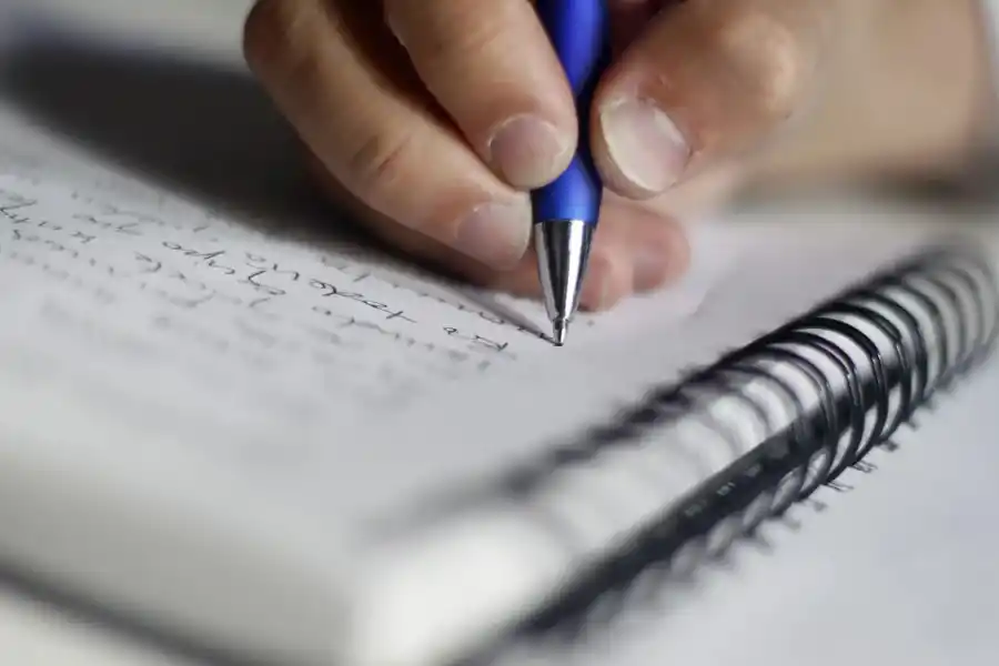 La investigación reveló que las personas más inteligentes piensan más rápido de lo que su mano actúa. 