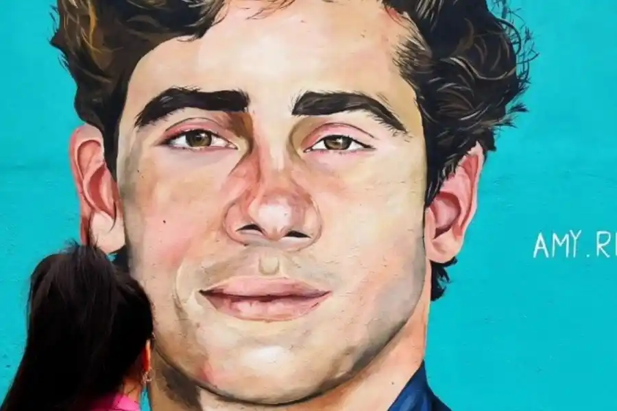 La reacción de Colapinto tras ver el impactante mural que le dedicaron en Luján