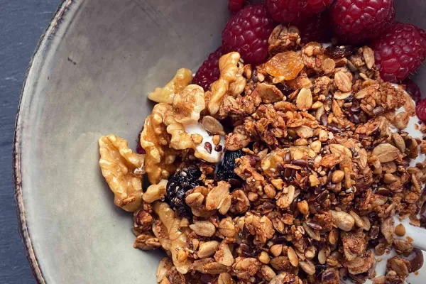 ¿Qué tan saludable es comer yogur con granola todos las mañanas?