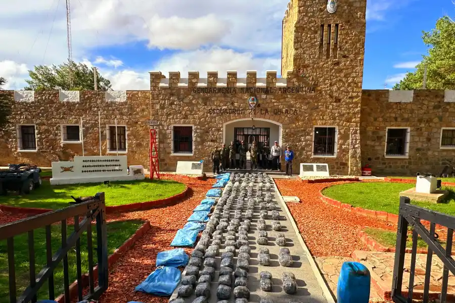 Detectaron tres camionetas que ingresaban ilegalmente a Argentina y secuestraron  marihuana