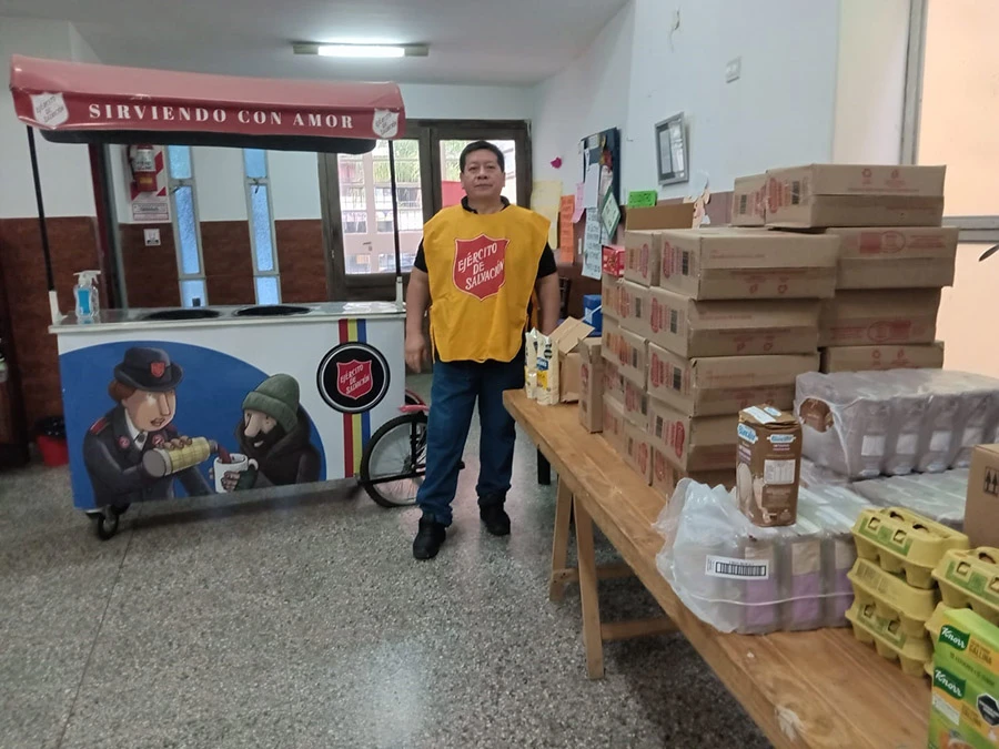 SOLIDARIDAD. El grupo reparte viandas de comida a gente necesitada.