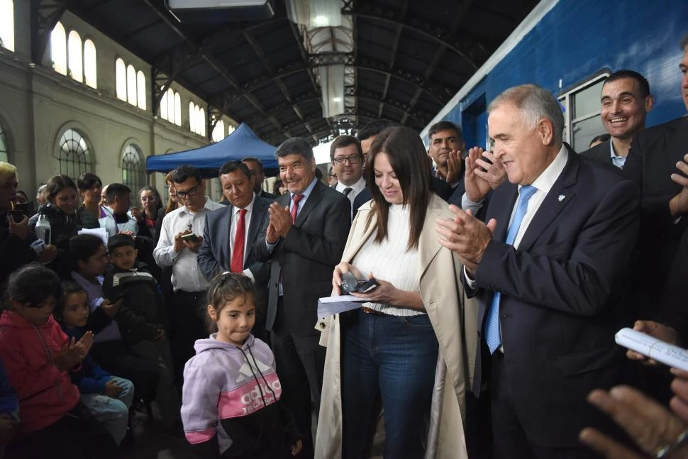 EN ESTACIÓN MITRE. Pettovello no habló con la prensa, pero junto a Jaldo entregó anteojos a los niños. 