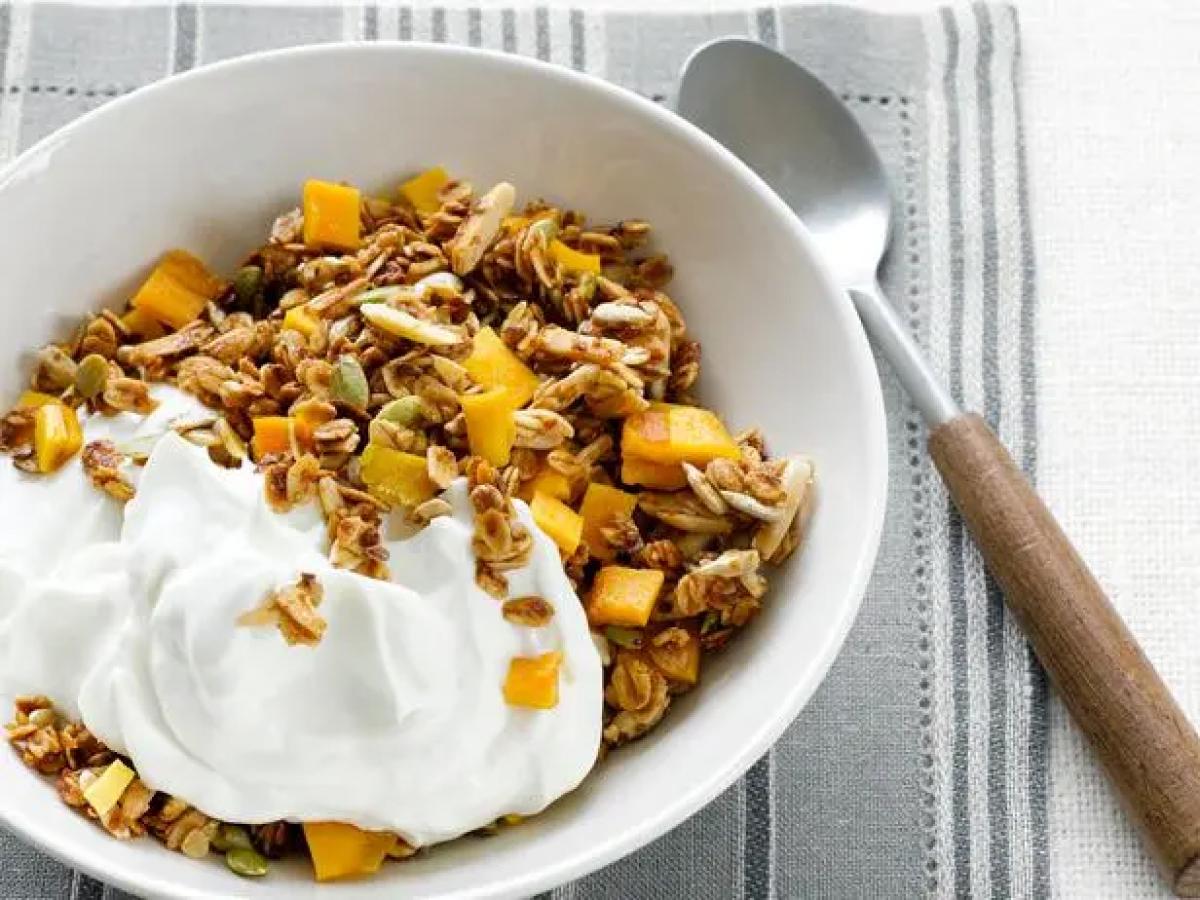 Comer yogur con granola todos los días es posible, pero con ciertas condiciones. 