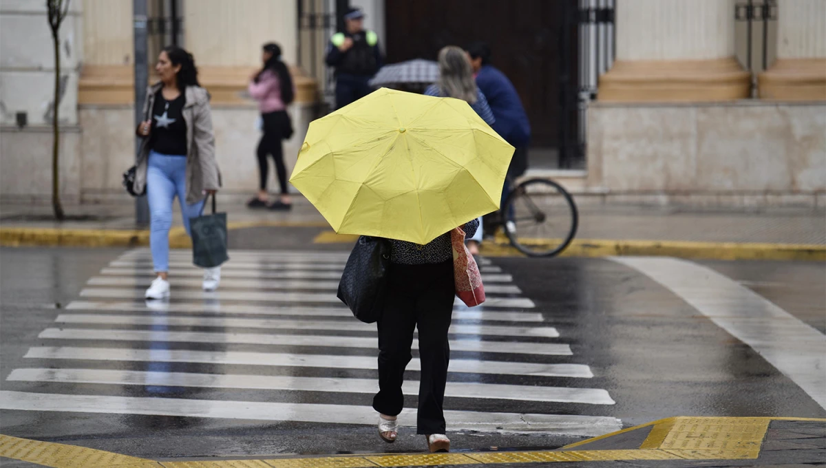 HÚMEDO. Las lluvias matinales obligaron a salir de casa tomando recaudos a miles de tucumanas. 