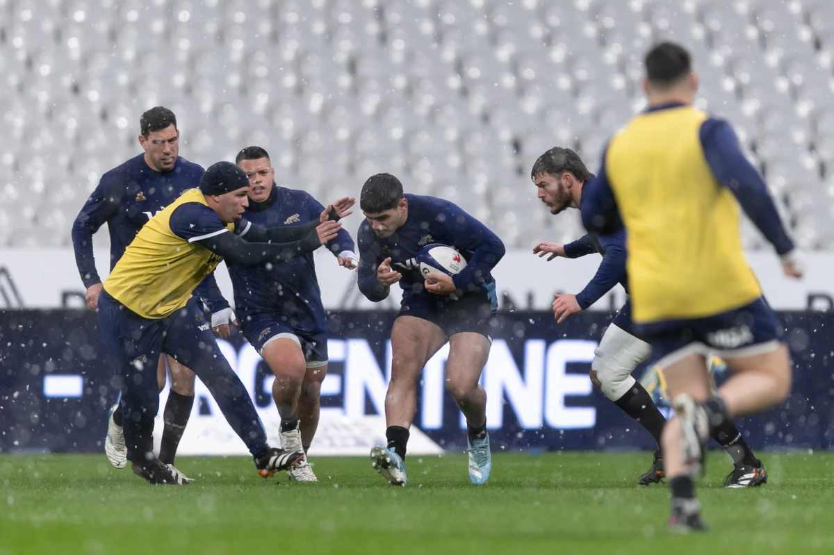 FRÍO POLAR. Los Pumas tuvieron su Captain´s Run bajo una intensa nevada en París.