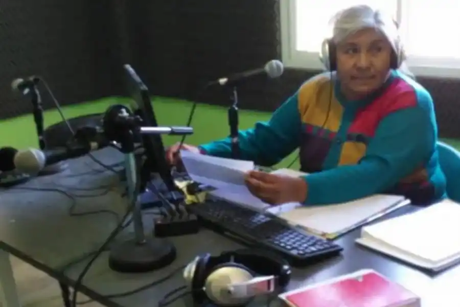 EN CLASES. Miriam Lera, durante el programa de radio en el que enseñaba a sus alumnos.