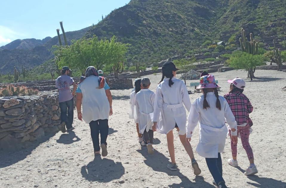 CON SUS NIÑOS. Lera camina al aire libre por los valles con buena parte de sus alumnos.