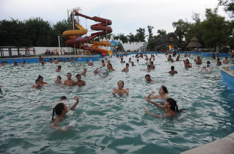 AGUA Y SOL. El balneario del sur entretiene a niños con sus toboganes. 