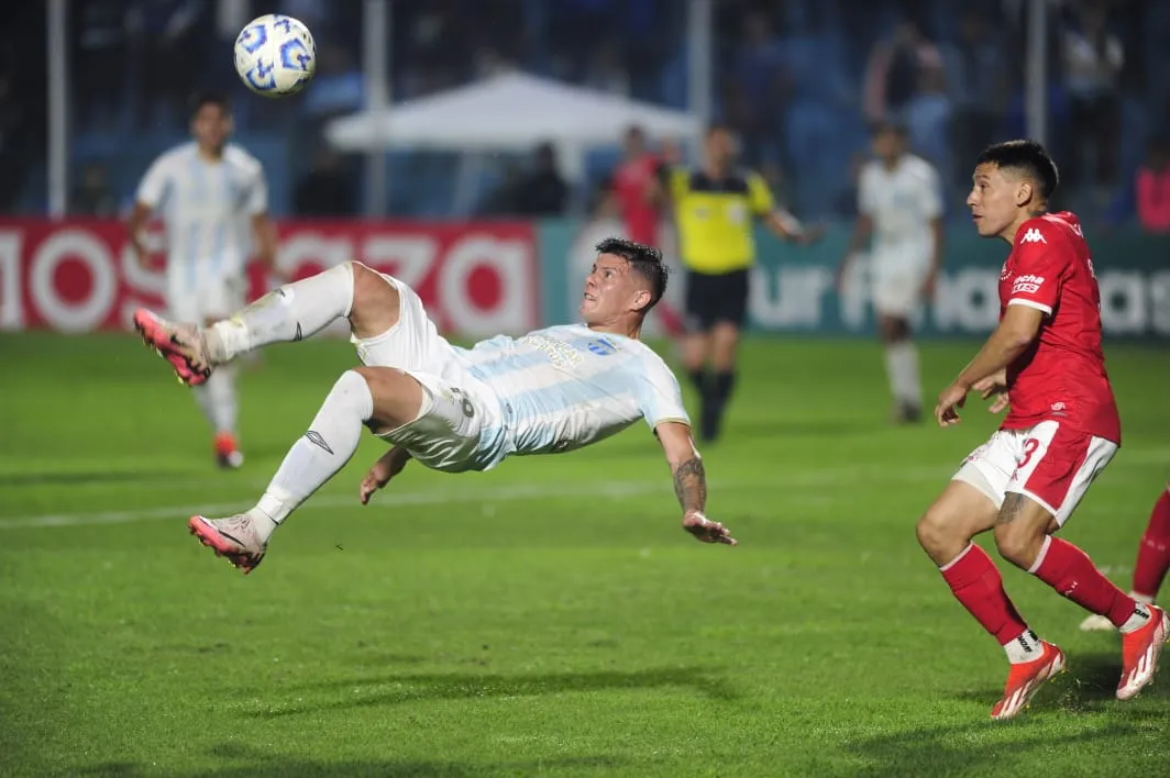 GRAN PIRUETA. Marcelo Estigarribia disputó su mejor partido de la temporada en la goleada contra Huracán.