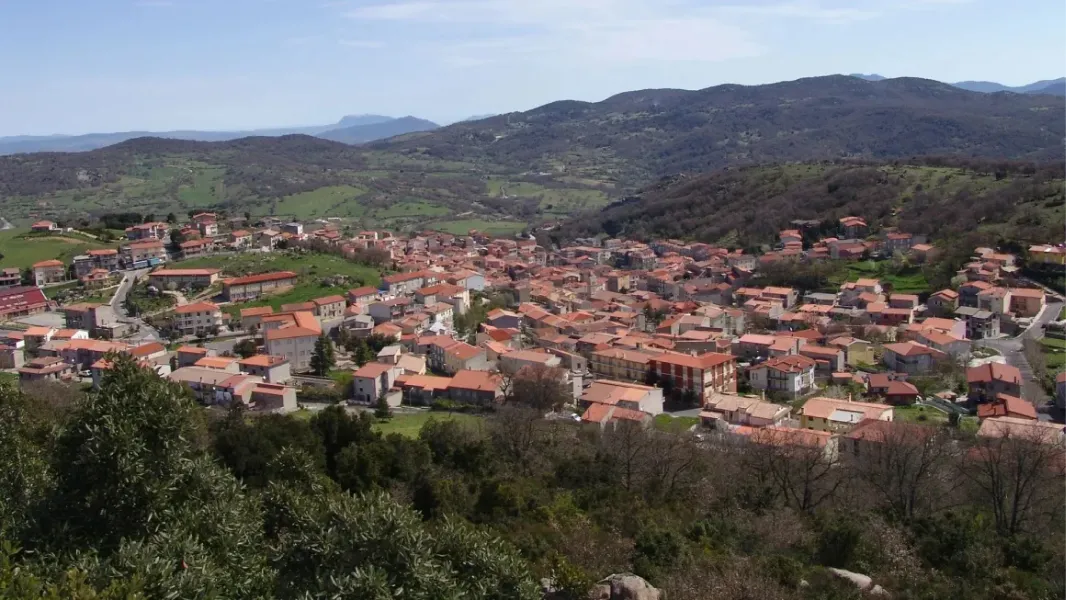 Cerdeña es una isla ubicada a poco menos de 450 kilómetros de Roma.