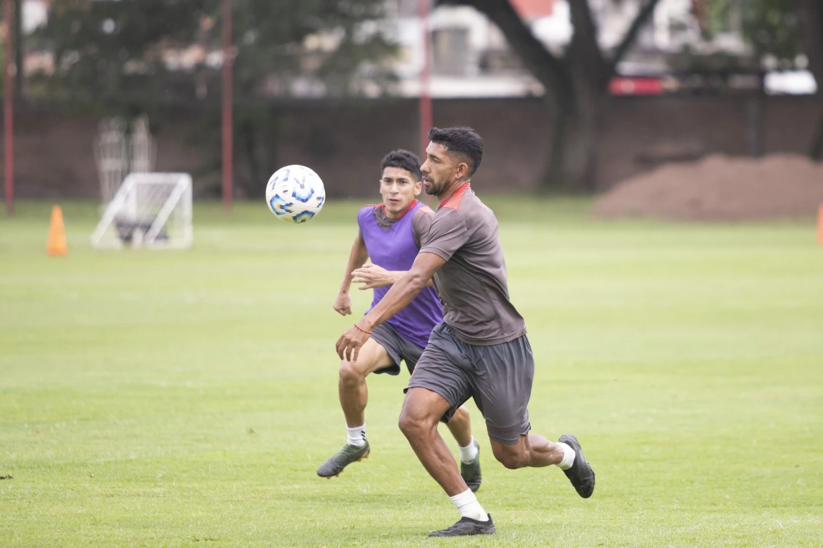 GRAN INTENSIDAD. Matías Caco García controla el balón en las prácticas ante la marca de Ulises Vera.