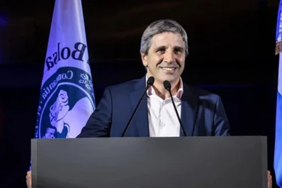 Caputo confirmó que el dólar tarjeta bajará en el verano