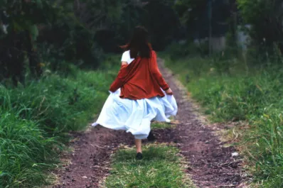 Señales de que una persona es demasiado independiente para estar en pareja, según la psicología