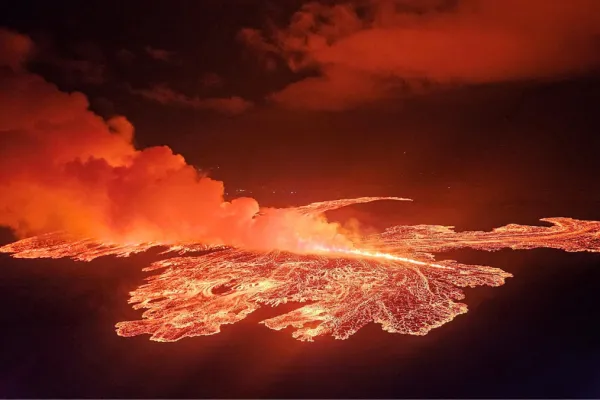 Volcán en Islandia entra en erupción por séptima vez este año y la lava alcanza el estacionamiento de la icónica Laguna Azul