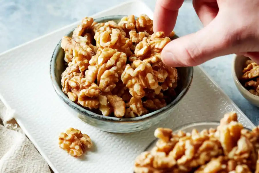 Consumir nueces peude beneficiar la salud de nuestro corazón.