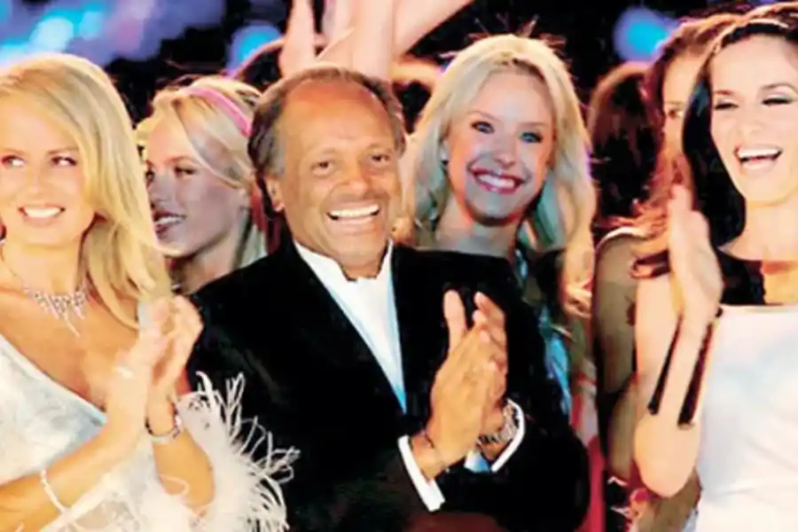 EMBLEMÁTICA FIGURA. Roberto Giordano junto a Cecilia Bolocco, Natalia Oreiro y otras figuras. 