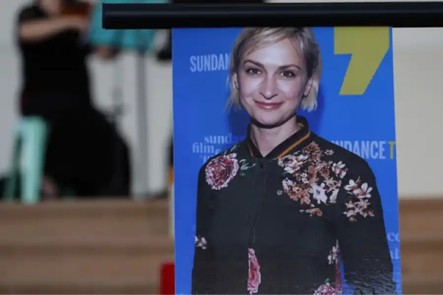 LA VÍCTIMA. Se hizo un minuto de silencio por Halyna Hutchins, directora de fotografía. / ENERGACAMERAIMAGE.