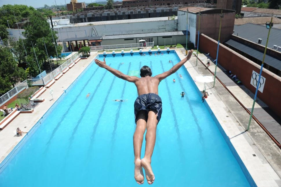 CLASES DE NATACIÓN. La provincia cuenta con piscinas olímpicas y climatizadas donde se enseña a nadar a personas de todas las edades. 