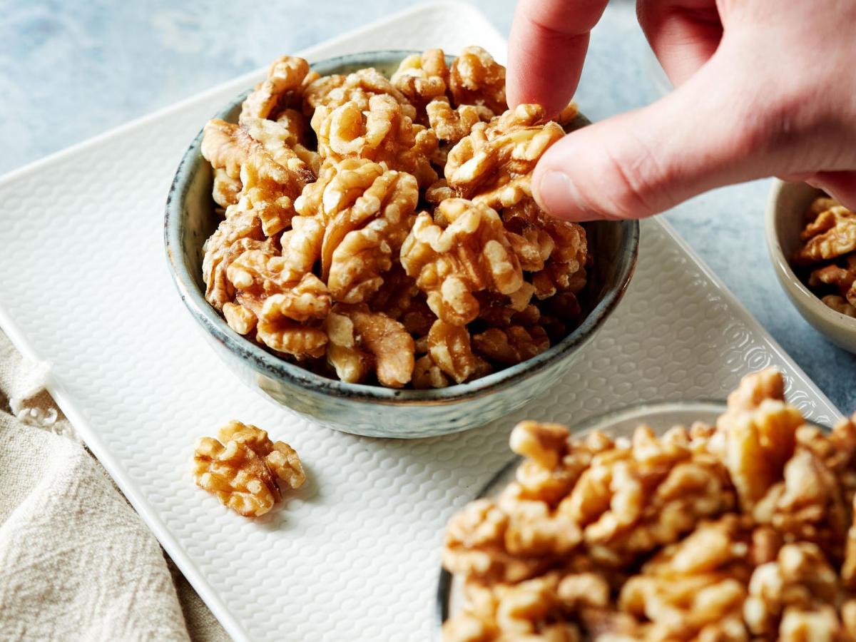 Consumir nueces peude beneficiar la salud de nuestro corazón.