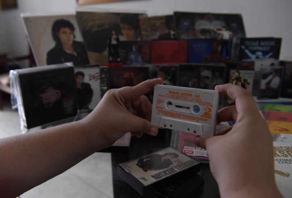 FANÁTICO. Benjamín Robles Levin nació un año después de la muerte de Michael Jackson y es su fan número uno. En la foto, sostiene un casette de su ídolo. LA GACETA / FOTO DE DIEGO ARÁOZ