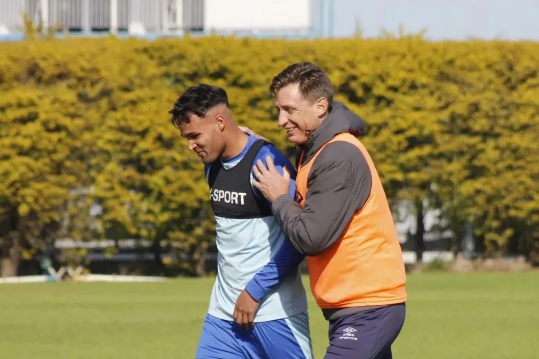 FELICES. Néstor Breitenbruch junto a Facundo Sava, en un enfrentamiento de Atlético.