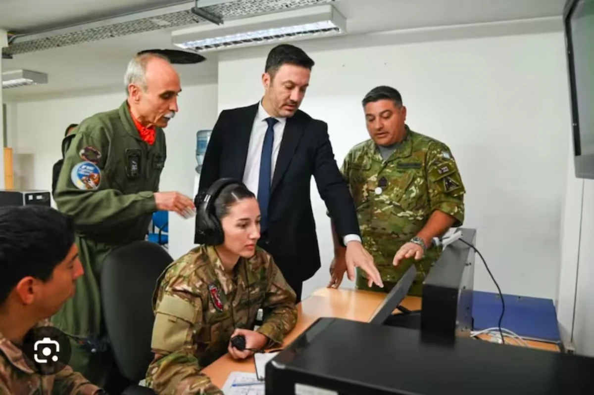 El brigadier Gustavo Javier Valverde y Luis Petri.