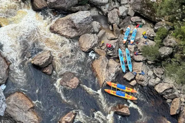 Tras un complejo rescate de 20 horas, le amputaron la pierna a un turista que había quedado atrapado en un río de Tasmania