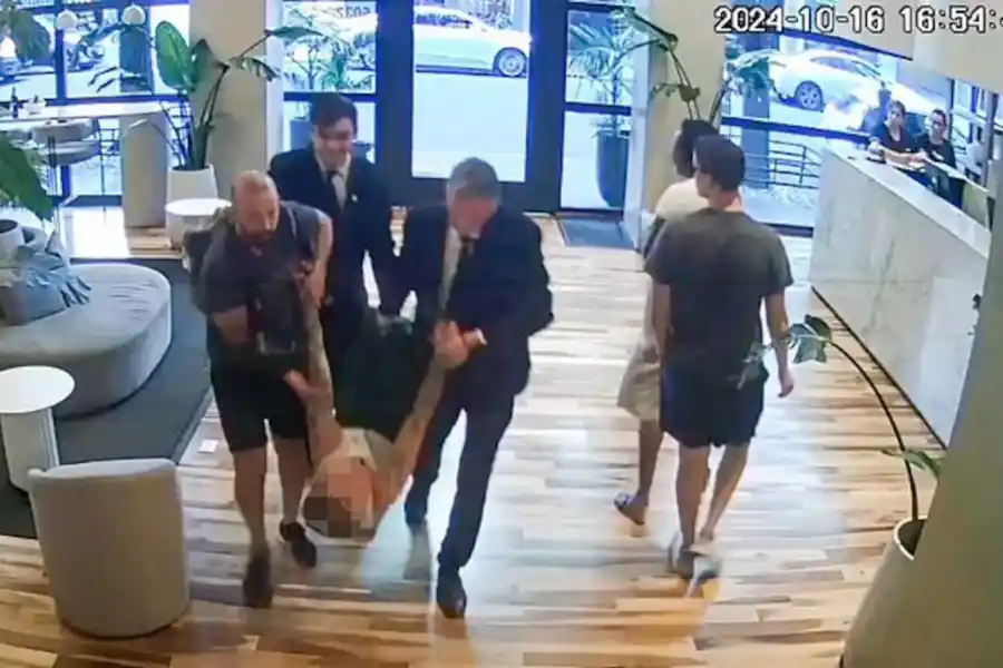 IMPACTANTE. Las fotos de Liam Payne en el hotel Casa Sur, instantes antes de morir. (Foto: Daily Mail)