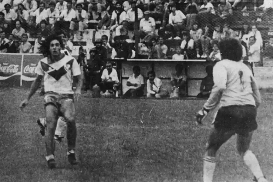 PARA EL RECUERDO. Adrián Bianchi convierte el tercer gol para Vélez al levantar la pelota sobre el arquero Pedro Romano, en la casa de Concepción FC.