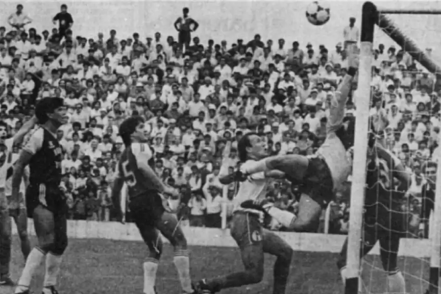 UNA MURALLA. Concepción FC no sufrió un resultado más abultado en el duelo de ida contra Vélez, gracias a la excelente labor de su arquero Pedro Romano. 