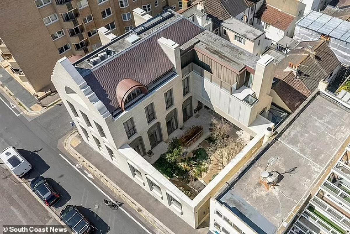 Medina House es una casa ubicada en Hove, Sussex y que parece no ser propiedad del cantante.