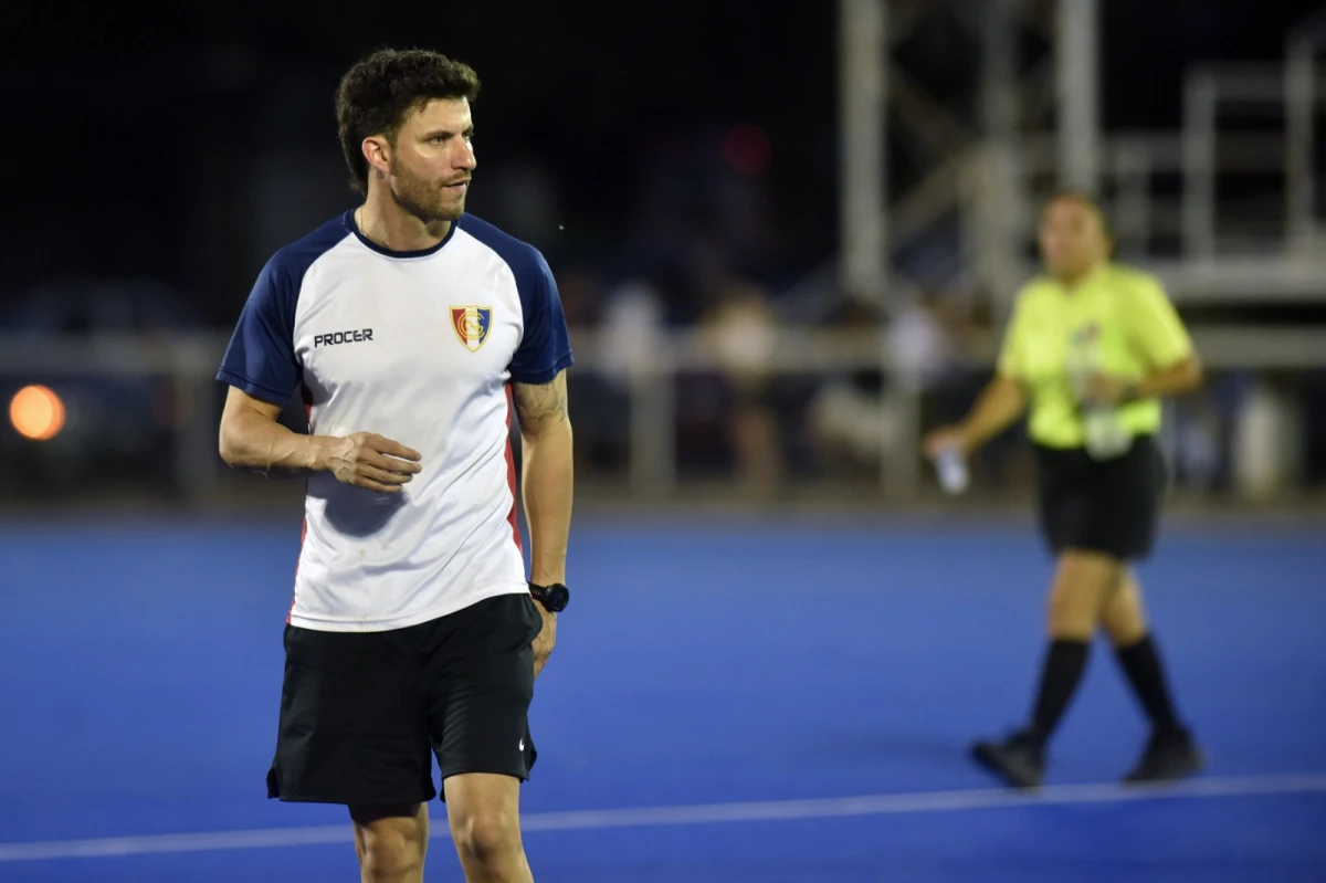 EN EL HOCKEY. Jarillo se mueve bastante durante los partidos. Le presta atención al estado físico de las jugadoras de Natación y Gimnasia. FOTO DE INÉS QUINTEROS ORIO