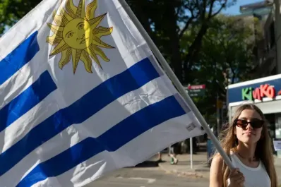 Balotaje en Uruguay: cerraron los comicios y los candidatos esperan con incertidumbre los resultados