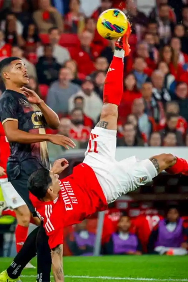 ACROBACIA. Di María pescó un rebote, tiró un sombrero para luego definir de chilena al segundo palo. 