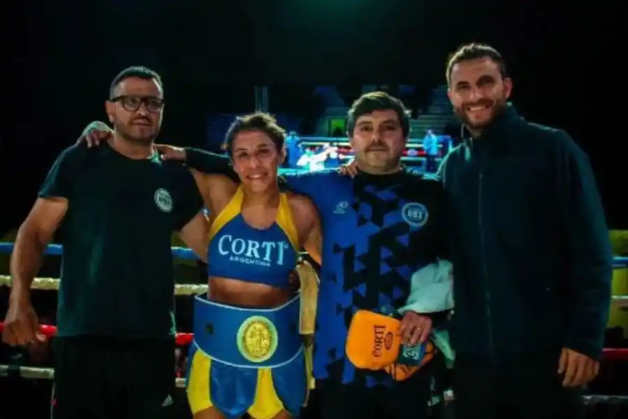 EN EL BOXEO. El preparador físico (cuarto en la foto) junto al resto del equipo de trabajo de Lucrecia Manzur (segunda) FOTO DE @prof.roman.stp