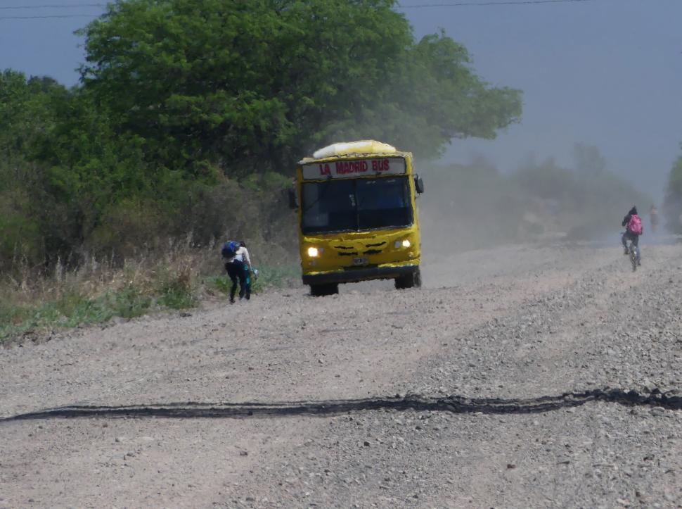 SERVICIO. El transporte público también padece el pésimo estado de la ruta.