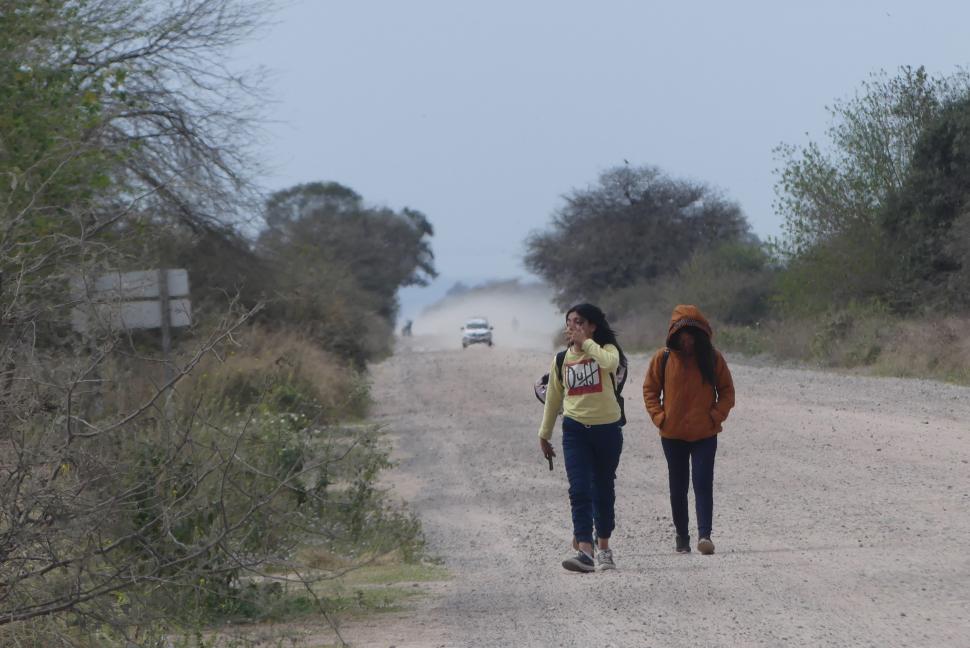 IRRESPIRABLE. EL tránsito vehicular deja una permanente nube de polvo.