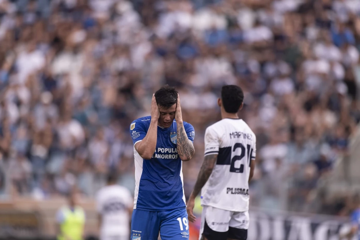 COMPLICADO Y ATURDIDO. Marcelo Estigarribia se agarra la cabeza tras la derrota frente a Gimnasia. Foto: Especial para La Gaceta - Matias Napoli Escalero