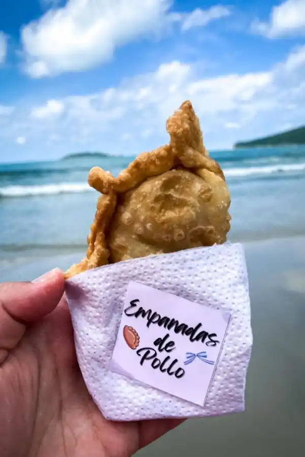 ÉXITO. Las empanadas que Virginia Salas vende en las playas de Brasil.