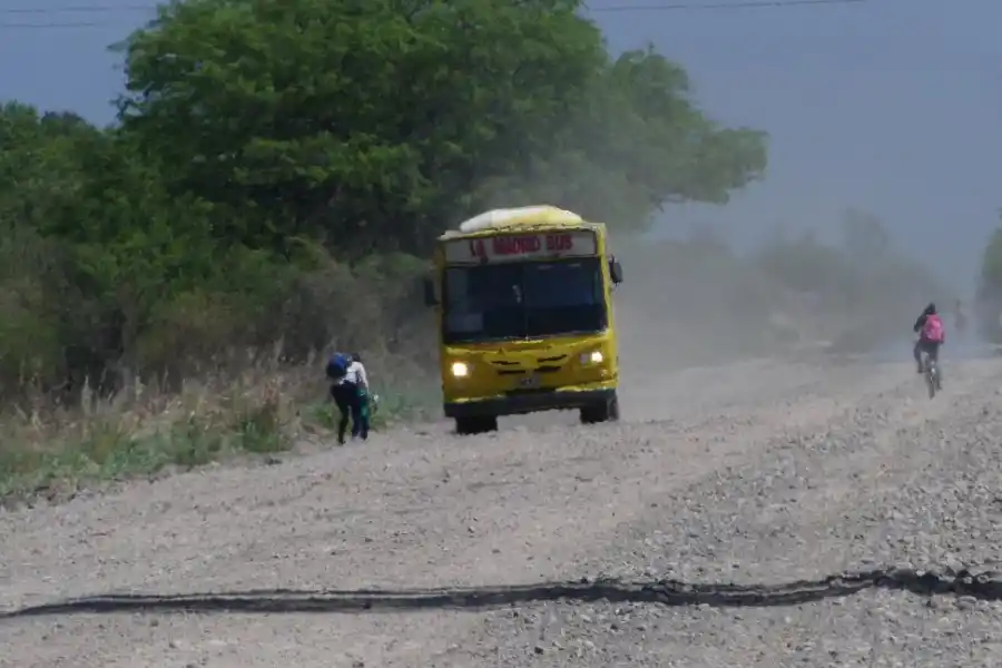 SERVICIO. El transporte público también padece el pésimo estado de la ruta.