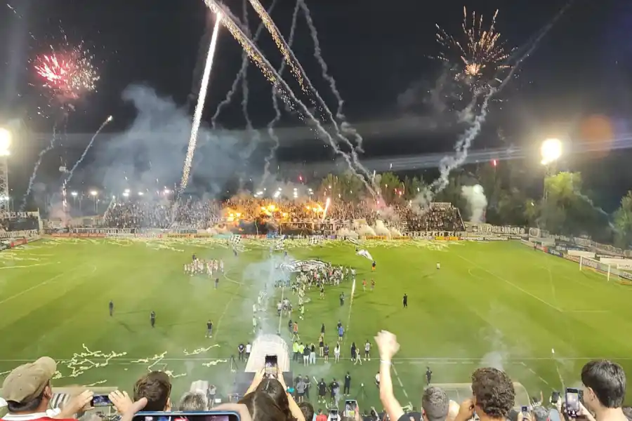 GRAN MARCO. Así fue el recibimiento de Gimnasia de Mendoza en el partido contra San Martín de Tucumán.