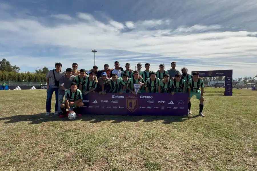Mauro Zárate con La Crema, antes de ganar la “Copa Potrero” organizada por “Kun” Agüero, se peleó e hizo las paces con un tucumano