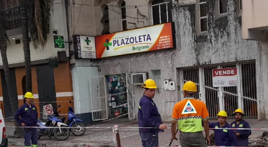 Importante fuga de gas en Avenida Belgrano: trabajan para solucionarla